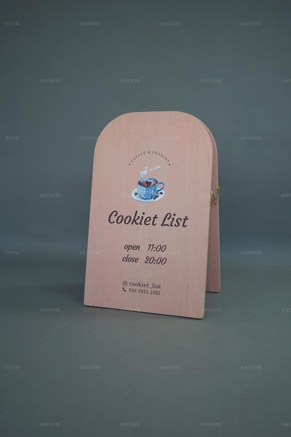 아트시스의 우드 소재의 Cookie List 간판 - 오픈 시간 11:00, 마감 시간 20:00